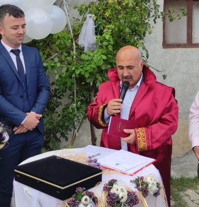 Belediye Başkanımız Ekrem Ünlü, Zeynep ve Ömer  çiftinin nikah akitlerini gerçekleştirdi. 