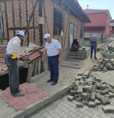 Belediye Başkanımız Sayın Ekrem ÜNLÜ, Tepebayat Mahallesi Ömer Mülazım Caddesinde devam eden parke taşı yenileme çalışmalarını yerinde inceledi.